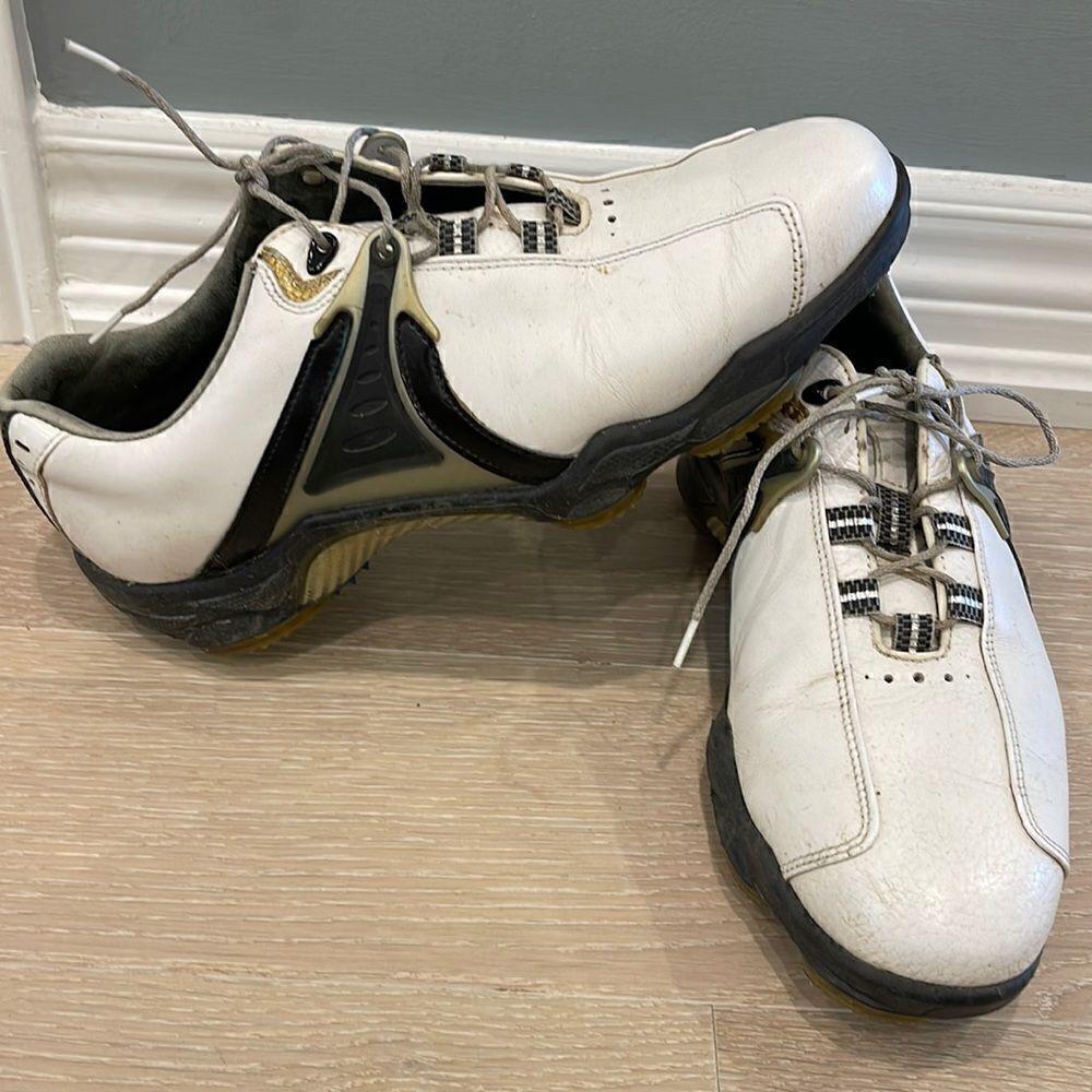 FootJoy DryJoy Foamtread Men’s 7.5 Golf Shoes. White with black and gold.